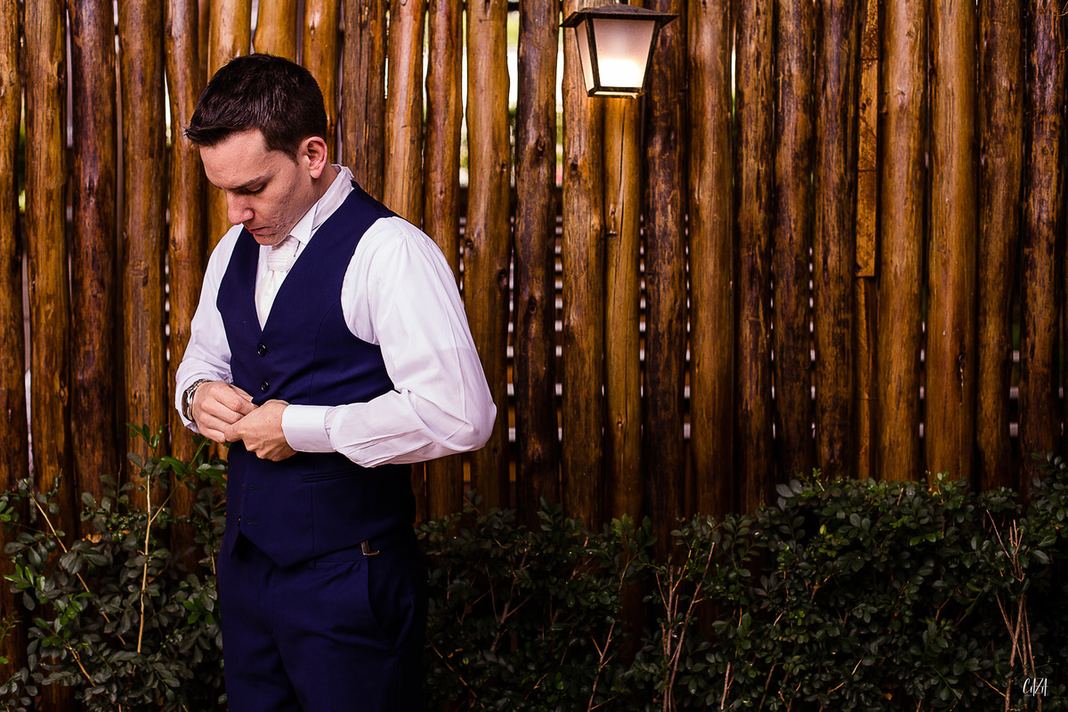 Fotografia de casamento dia do noivo terno azul