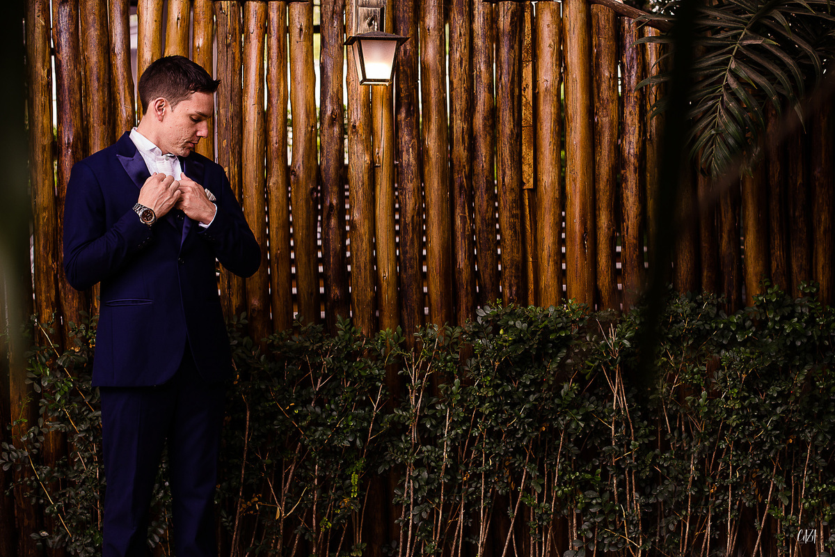 Fotografia de casamento dia do noivo terno azul