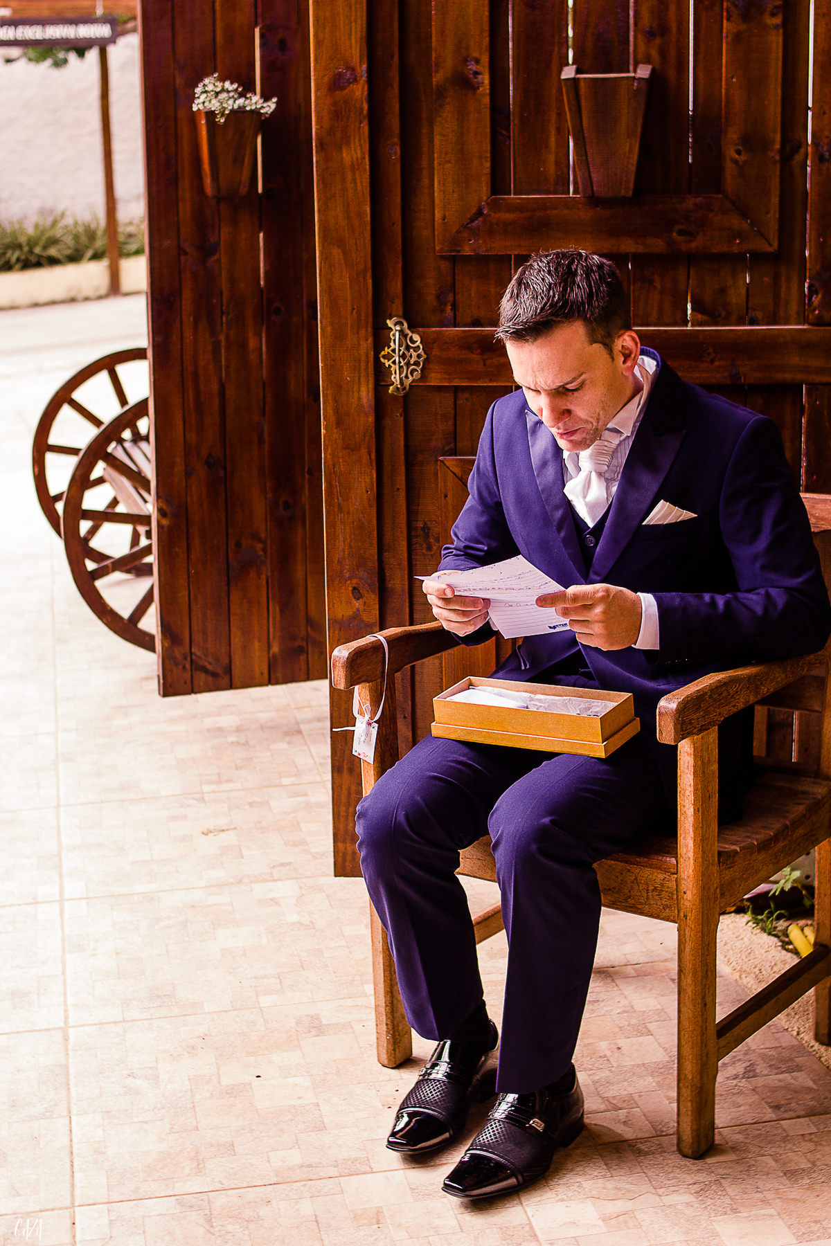 Fotografia de casamento dia do noivo presente surpresa da noiva