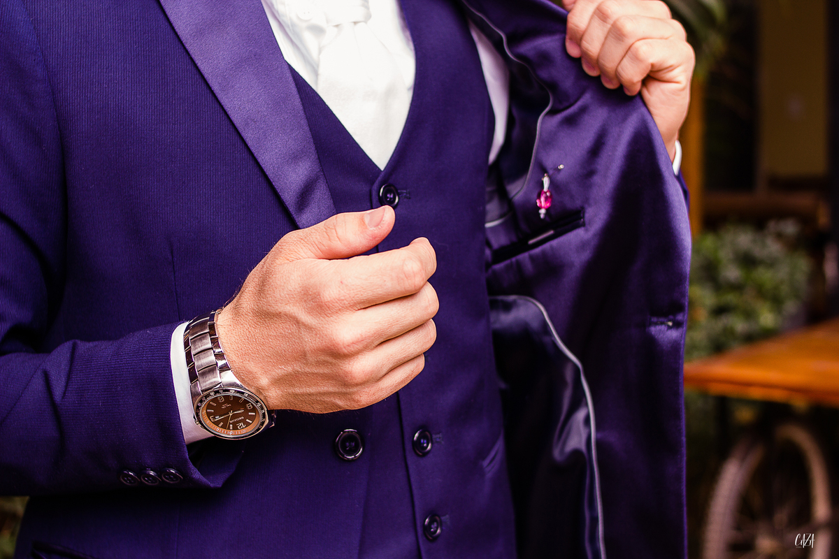 Fotografia de casamento dia do noivo terno azul