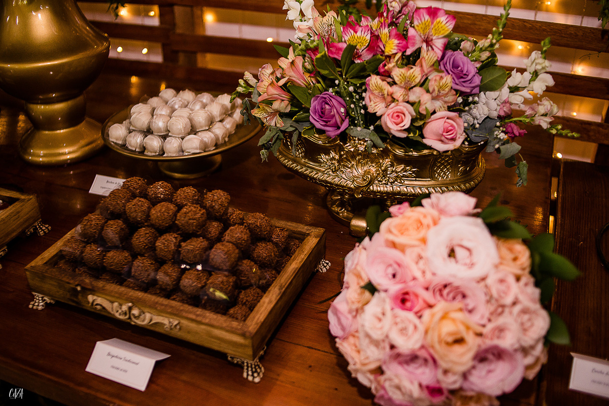 Fotografia de casamento recepção mesa de doces, bolo e decoração