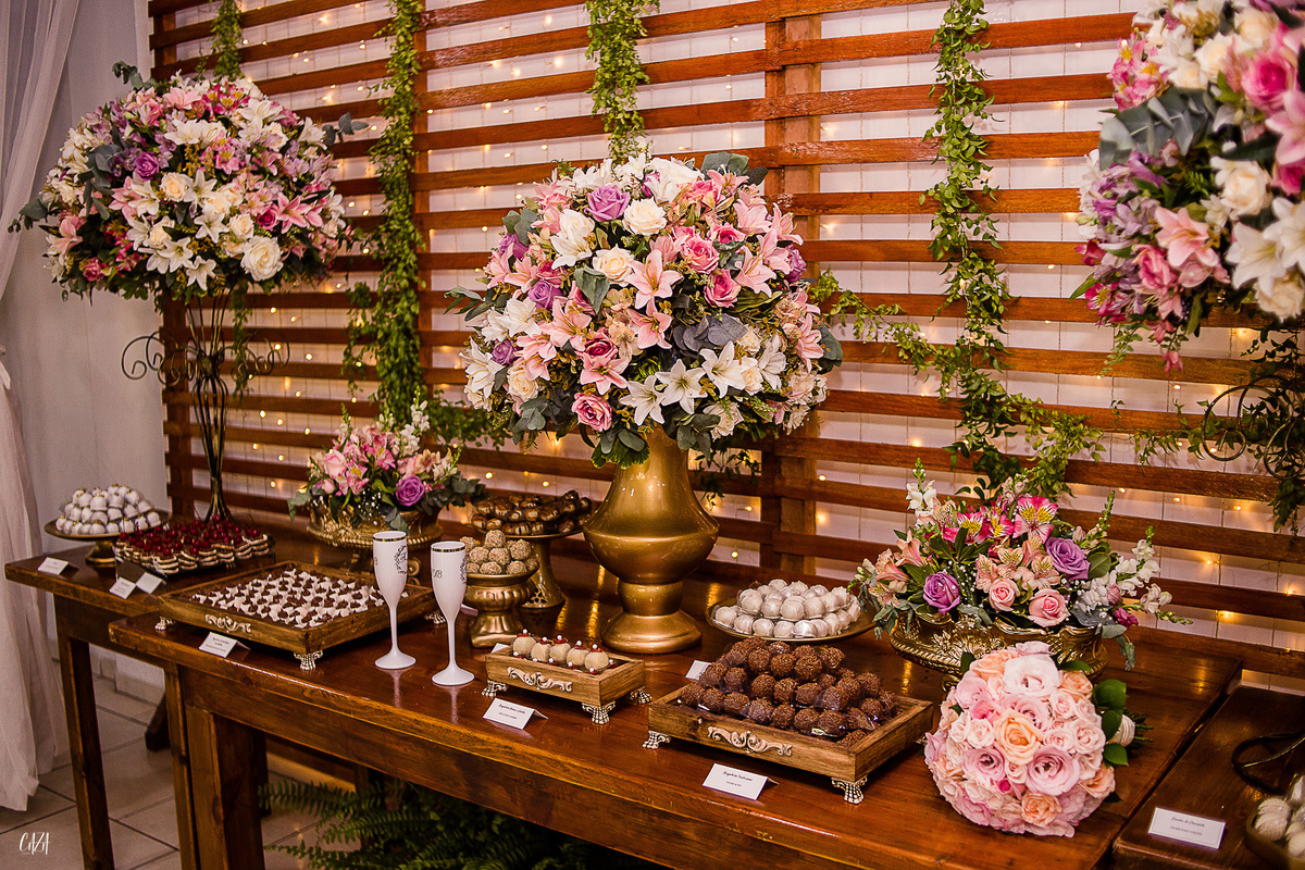 Fotografia de casamento recepção mesa de doces, bolo e decoração