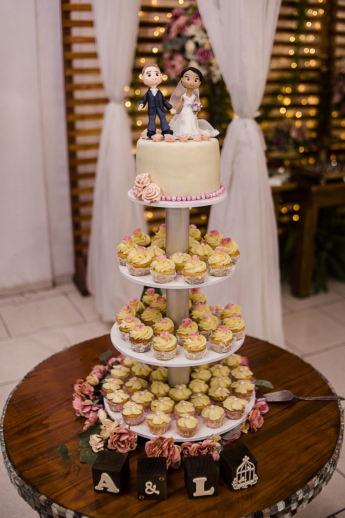 Fotografia de casamento recepção mesa de doces, bolo e decoração