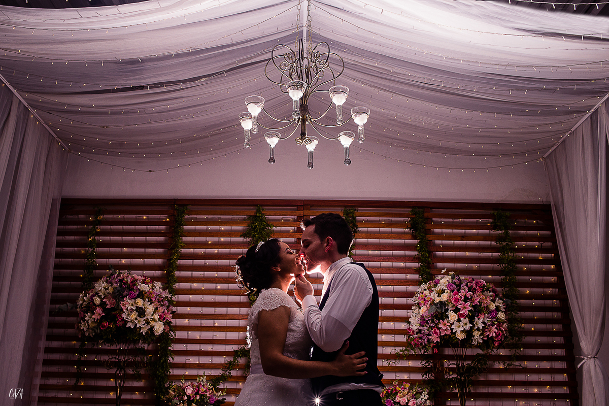 Fotografia de casamento recepção noivo e noiva decoração luzes e lustre
