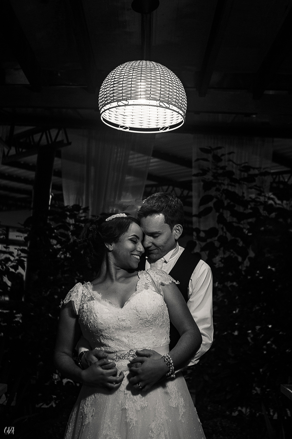 Fotografia de casamento recepção noivo e noiva decoração lustre preto e branco