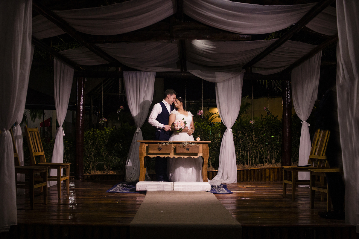 Fotografia de casamento recepção noivo e noiva decoração rústica e lustre