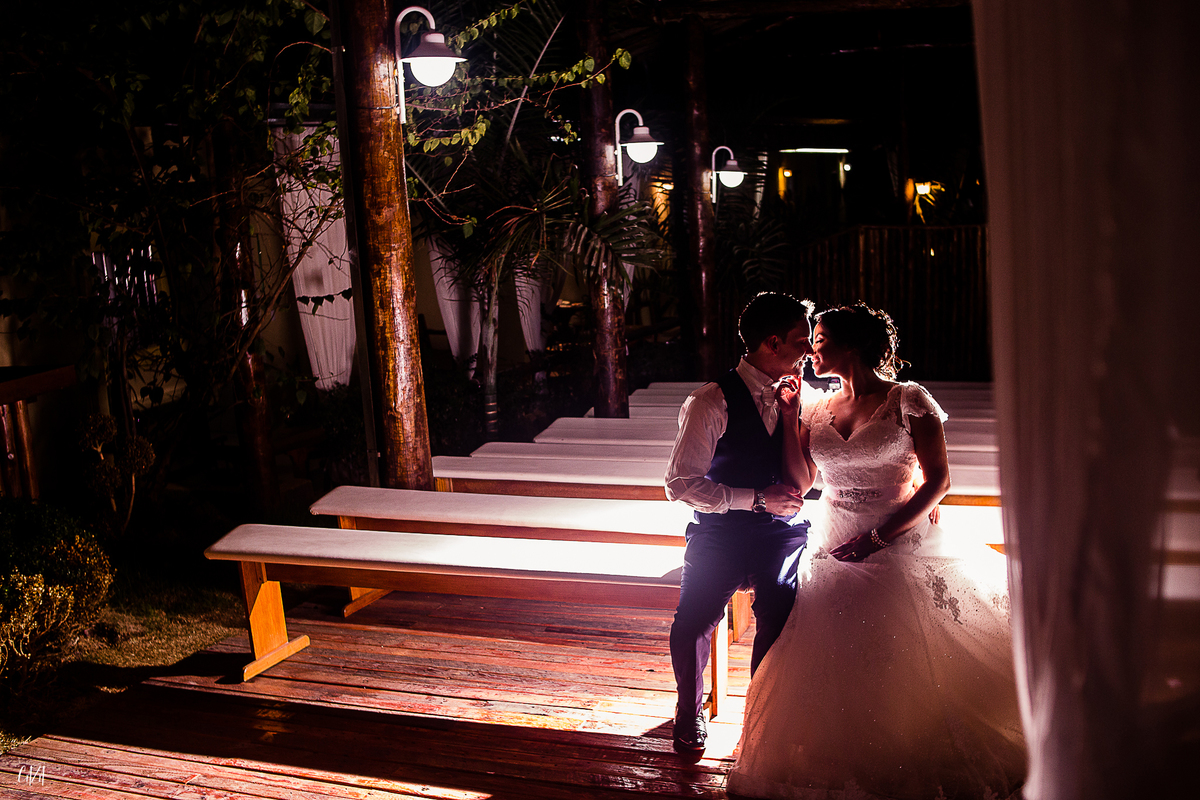 Fotografia de casamento recepção noivo e noiva decoração rústica e lustre