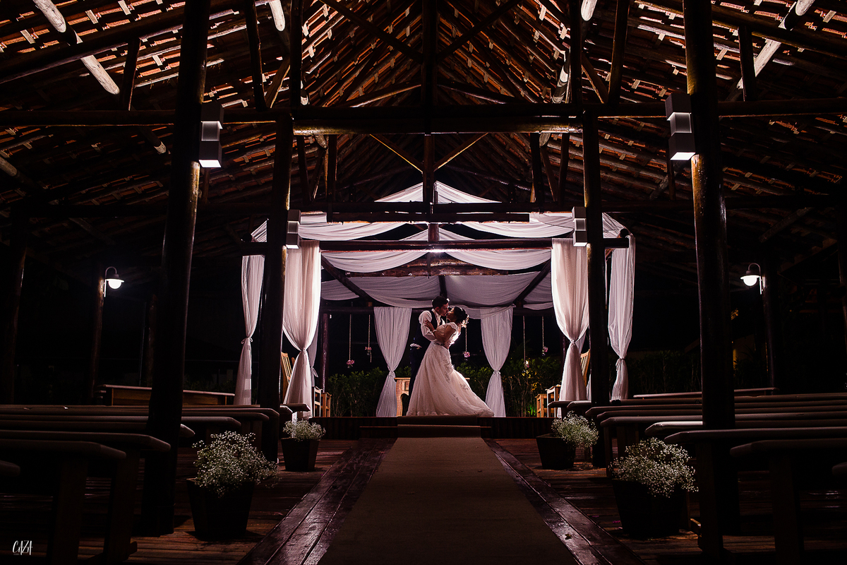 Fotografia de casamento recepção noivo e noiva decoração rústica luzes