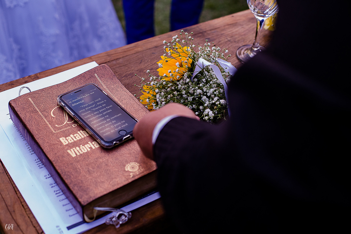 Fotografia de casamento cerimônia noivo e noiva bouquet, biblia e pastor