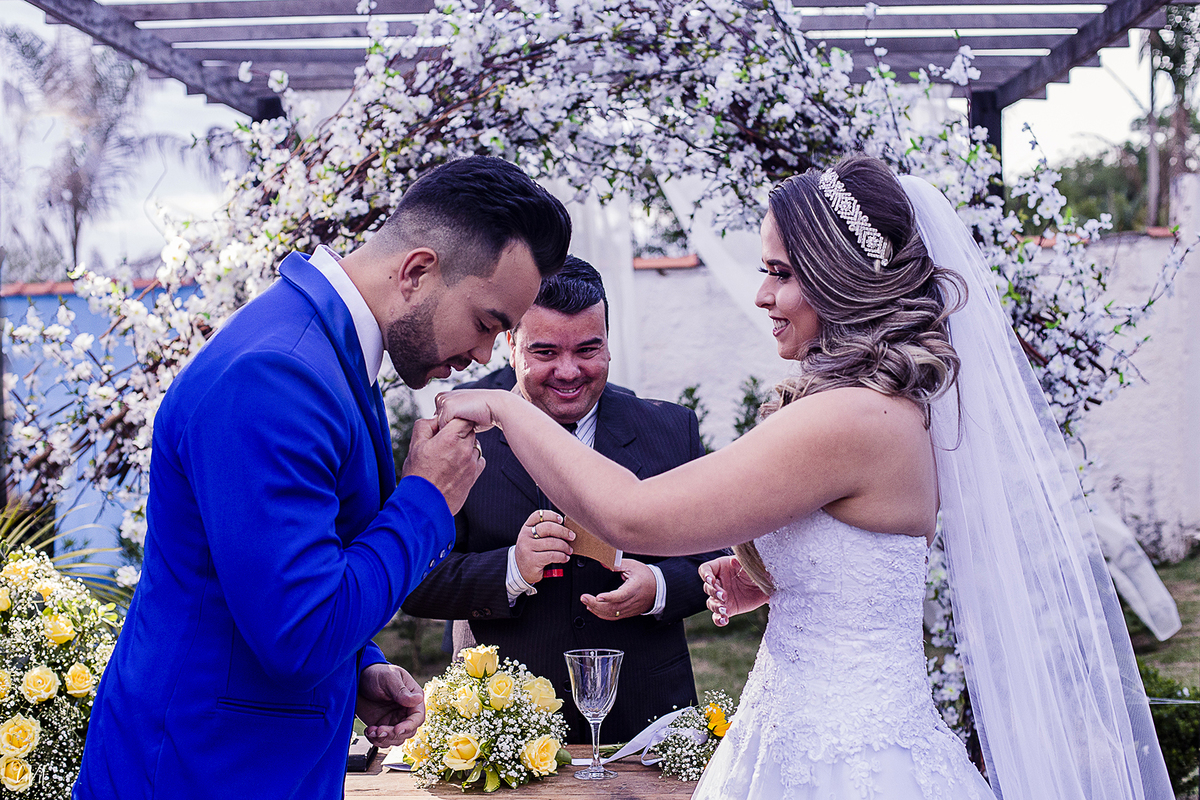 Fotografia de casamento cerimônia noivo e noiva aliança