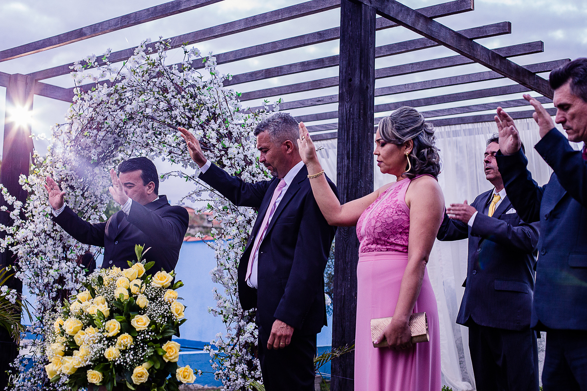 Fotografia de casamento cerimônia noivo e noiva oração pai e mãe