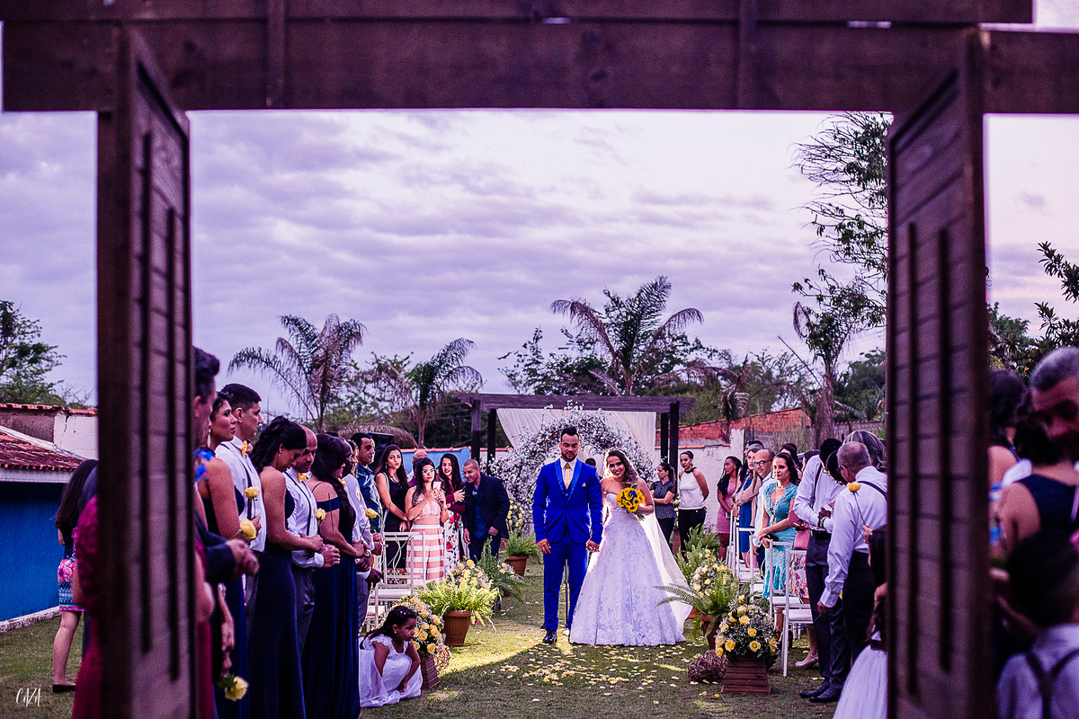 Fotografia de casamento cerimônia saída noivo e noiva fim de tarde padrinhos e convidados