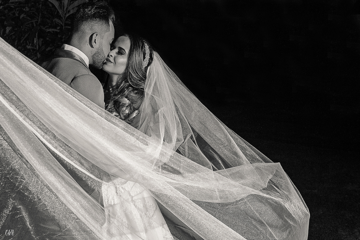 Fotografia de casamento cerimônia noivo e noiva preto e branco vestido véu
