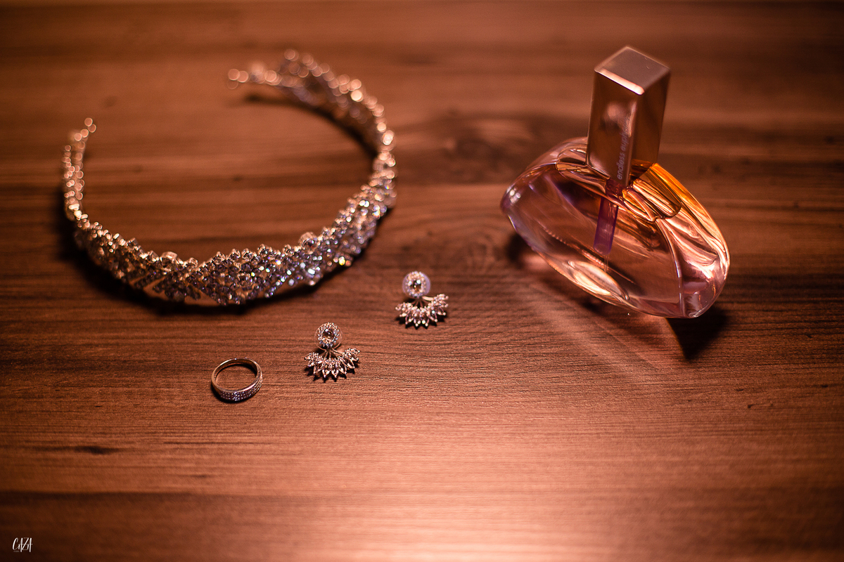 Fotografia casamento dia da noiva perfume, brinco, aliança e coroa