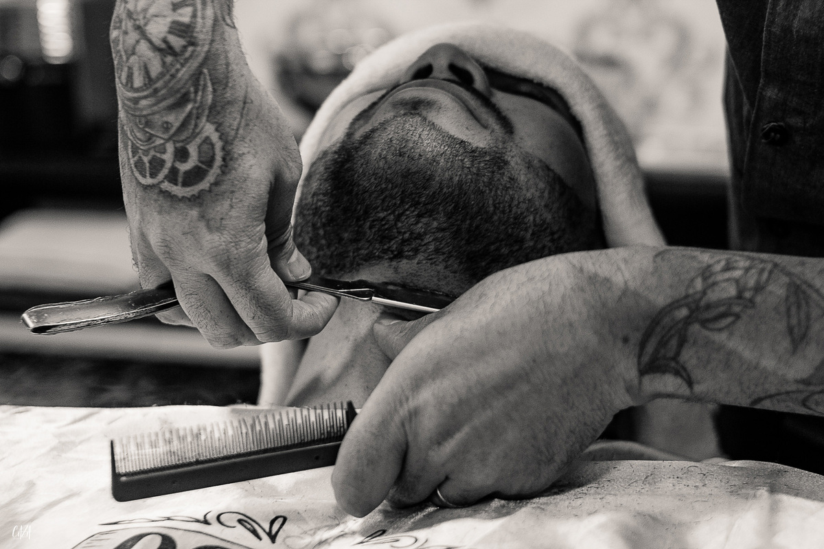 Fotografia de casamento dia do noivo barbearia