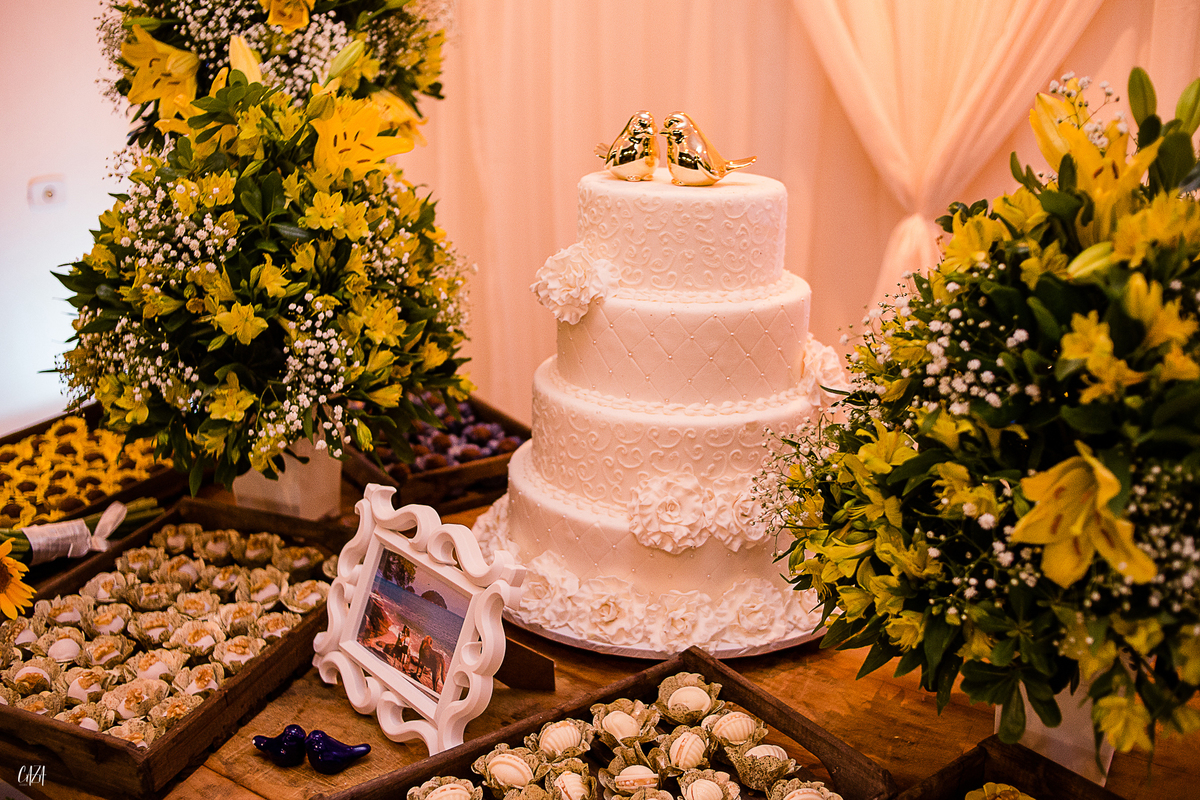 Fotografia de casamento recepção mesa de bolo, doces e decoração 