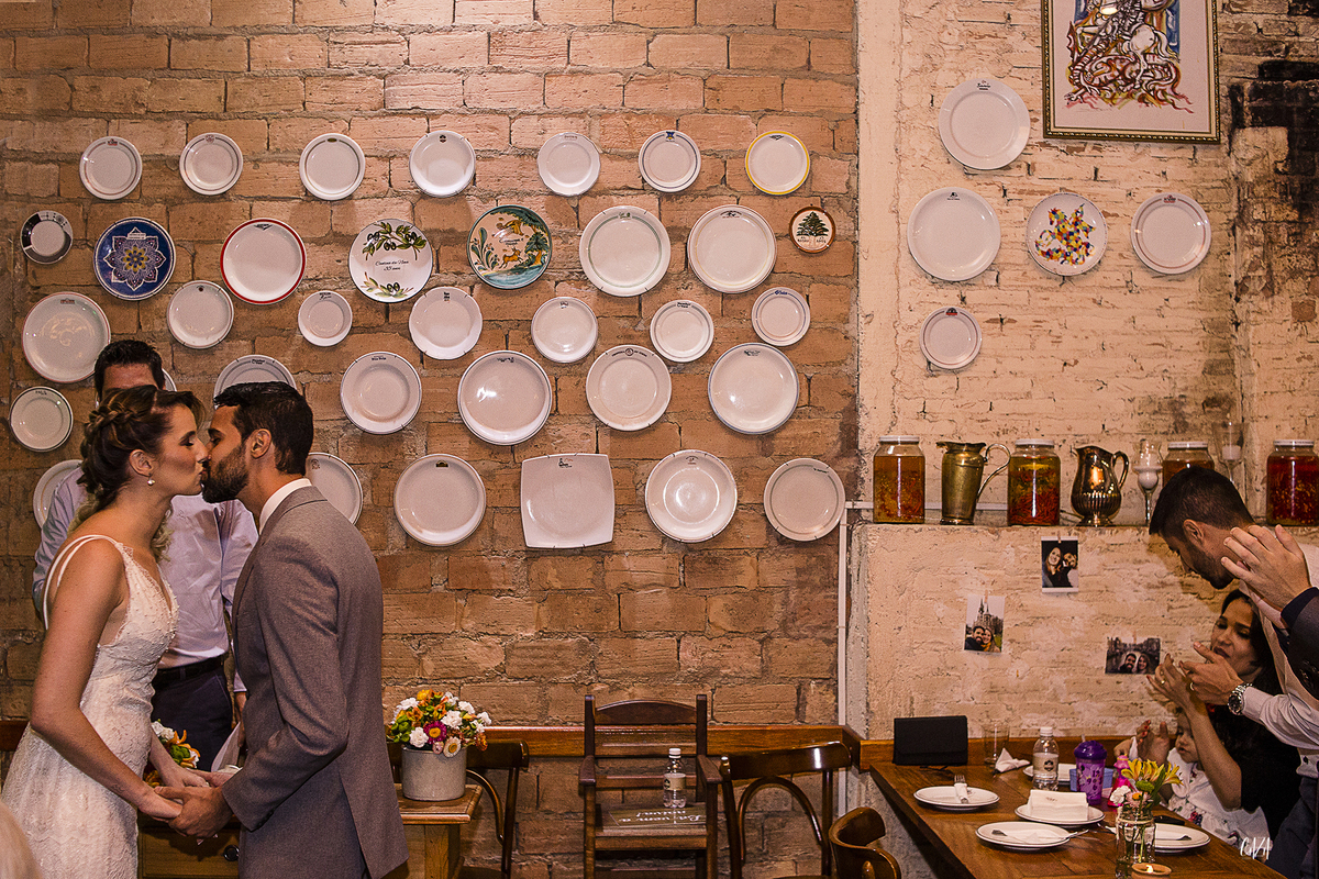 Fotografia casamento cerimônia noiva e noivo beijo