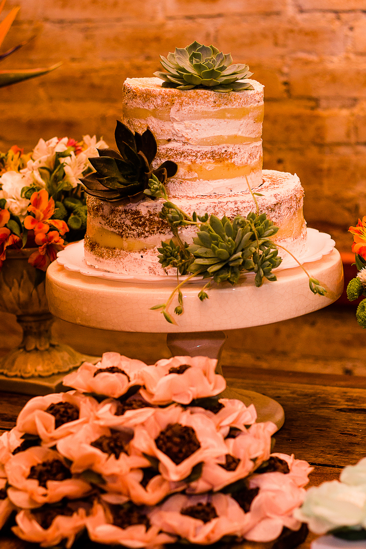 Fotografia casamento recepção mesa do bolo, doces e decoração