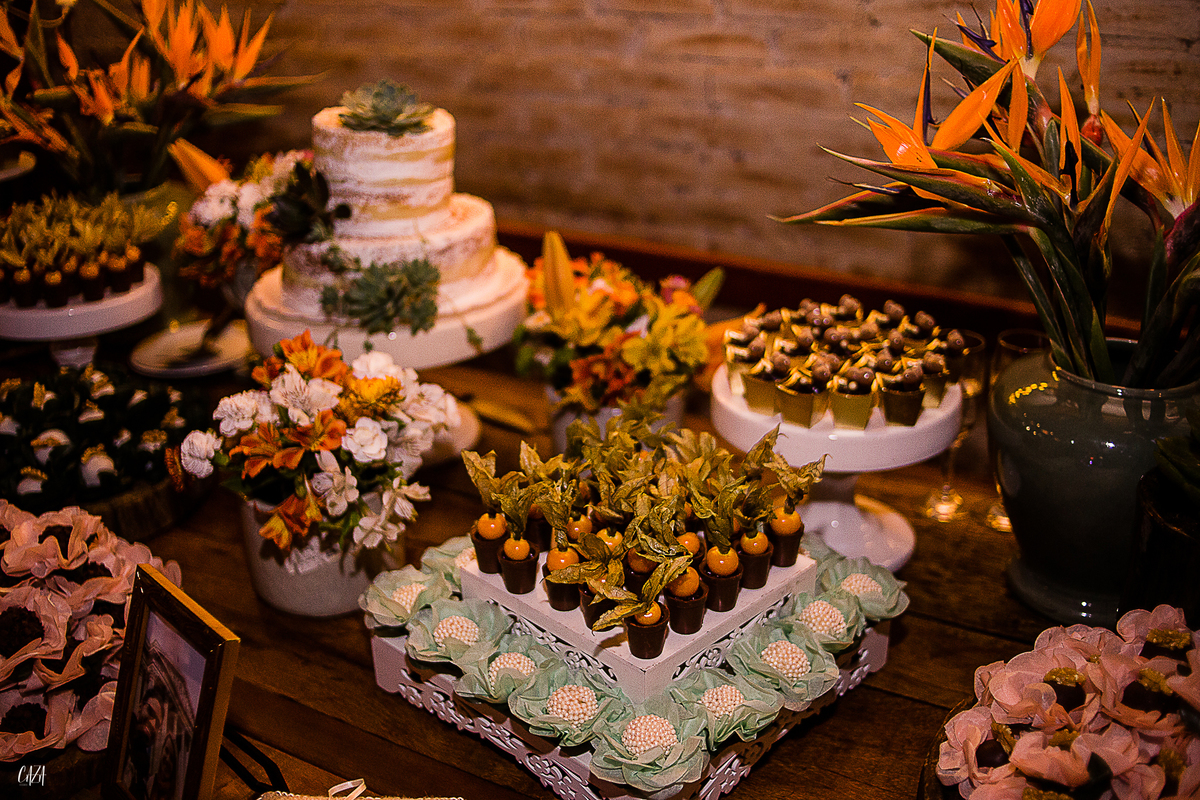 Fotografia casamento recepção mesa do bolo, doces e decoração