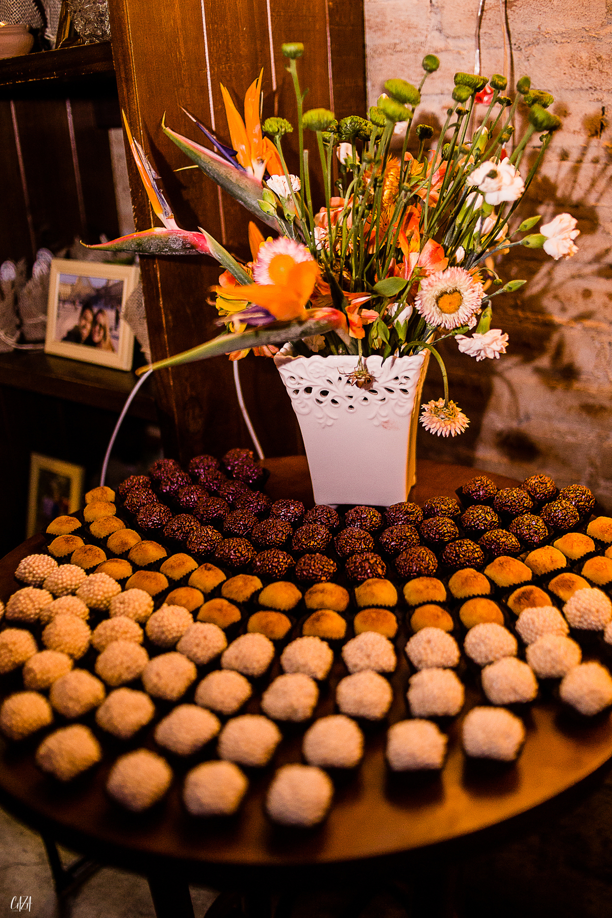 Fotografia casamento recepção mesa do bolo, doces e decoração