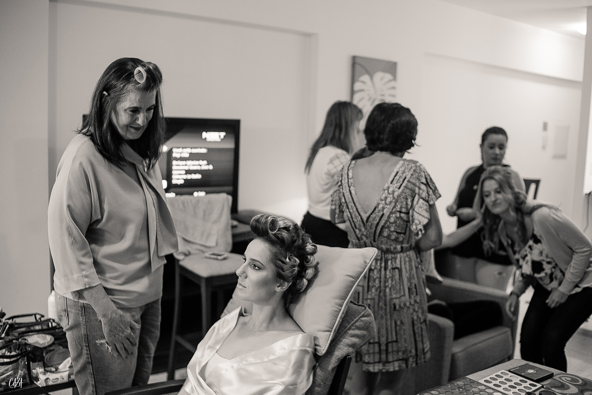 Fotografia de casamento dia da noiva com a mãe e irmãos e familia