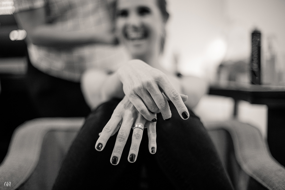 Fotografia de casamento dia da noiva com irmã e aliança