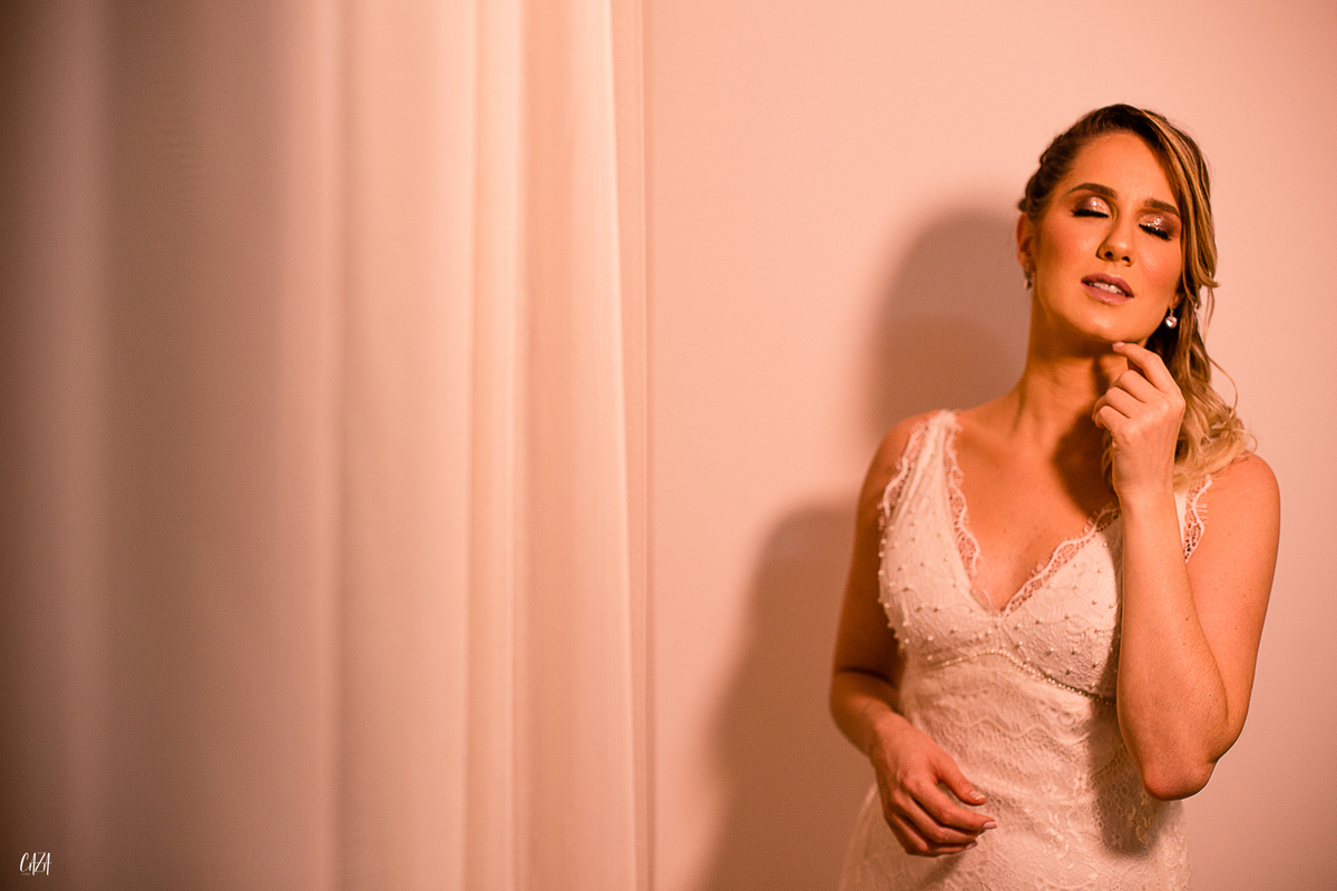 Fotografia de casamento dia da noiva com vestido e maquiagem