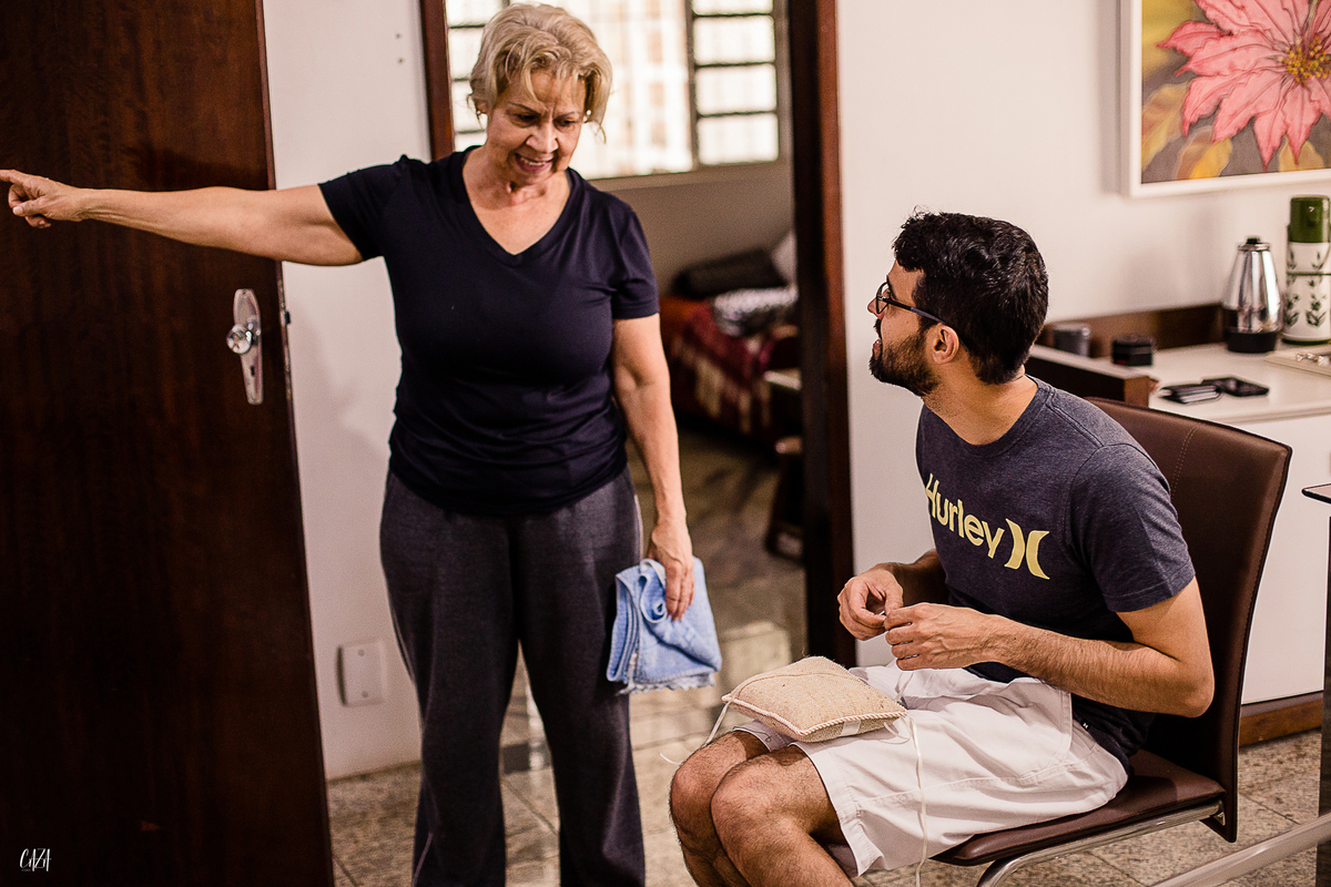 Fotografia dia do noivo mãe e filho