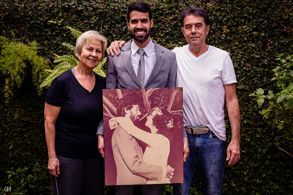 Fotografia dia do noivo com a mãe e o pai