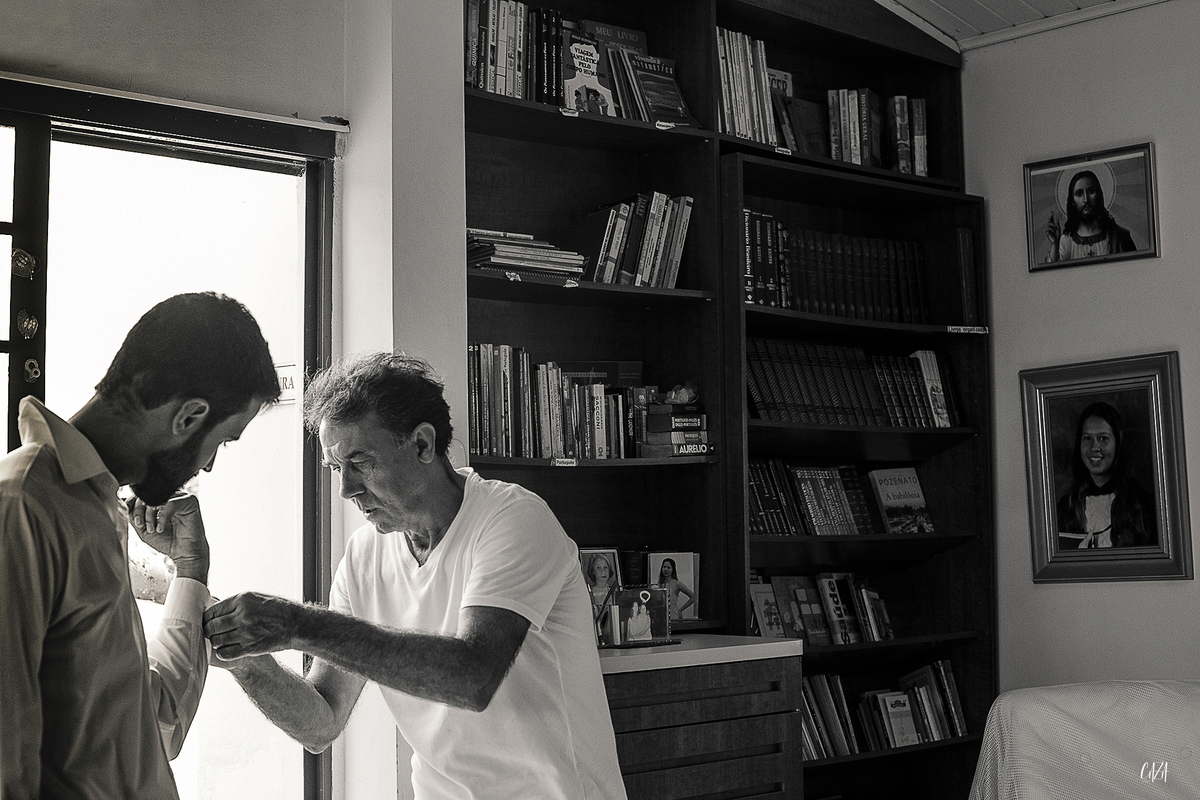 Fotografia dia do noivo pai e filho