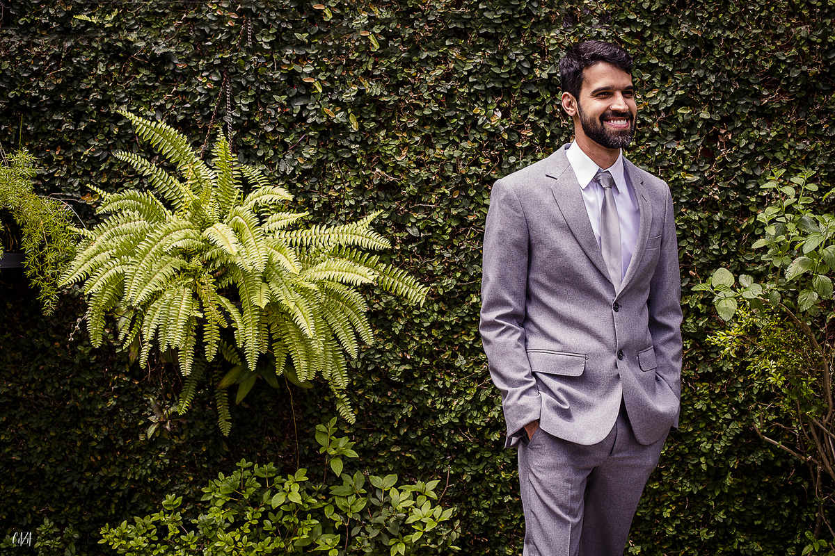 Fotografia dia do noivo em casa