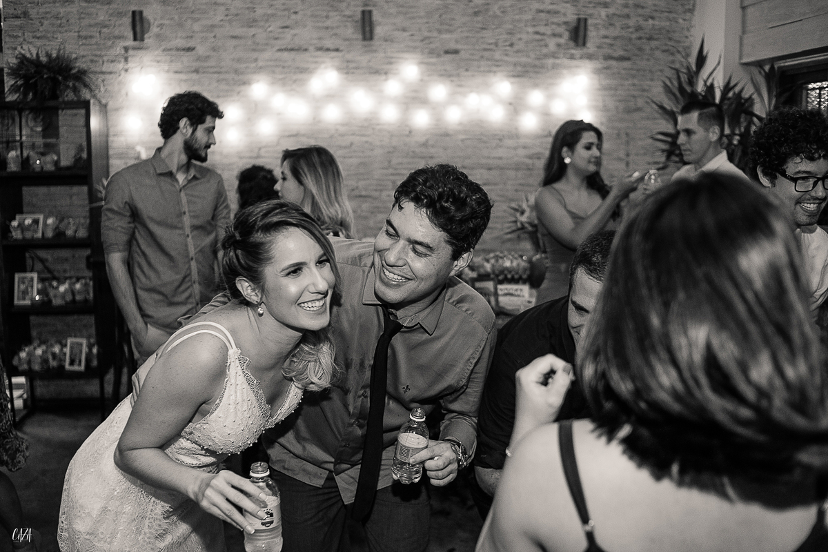 Fotografia casamento recepção  noiva e convidados pista de dança com banda de rock