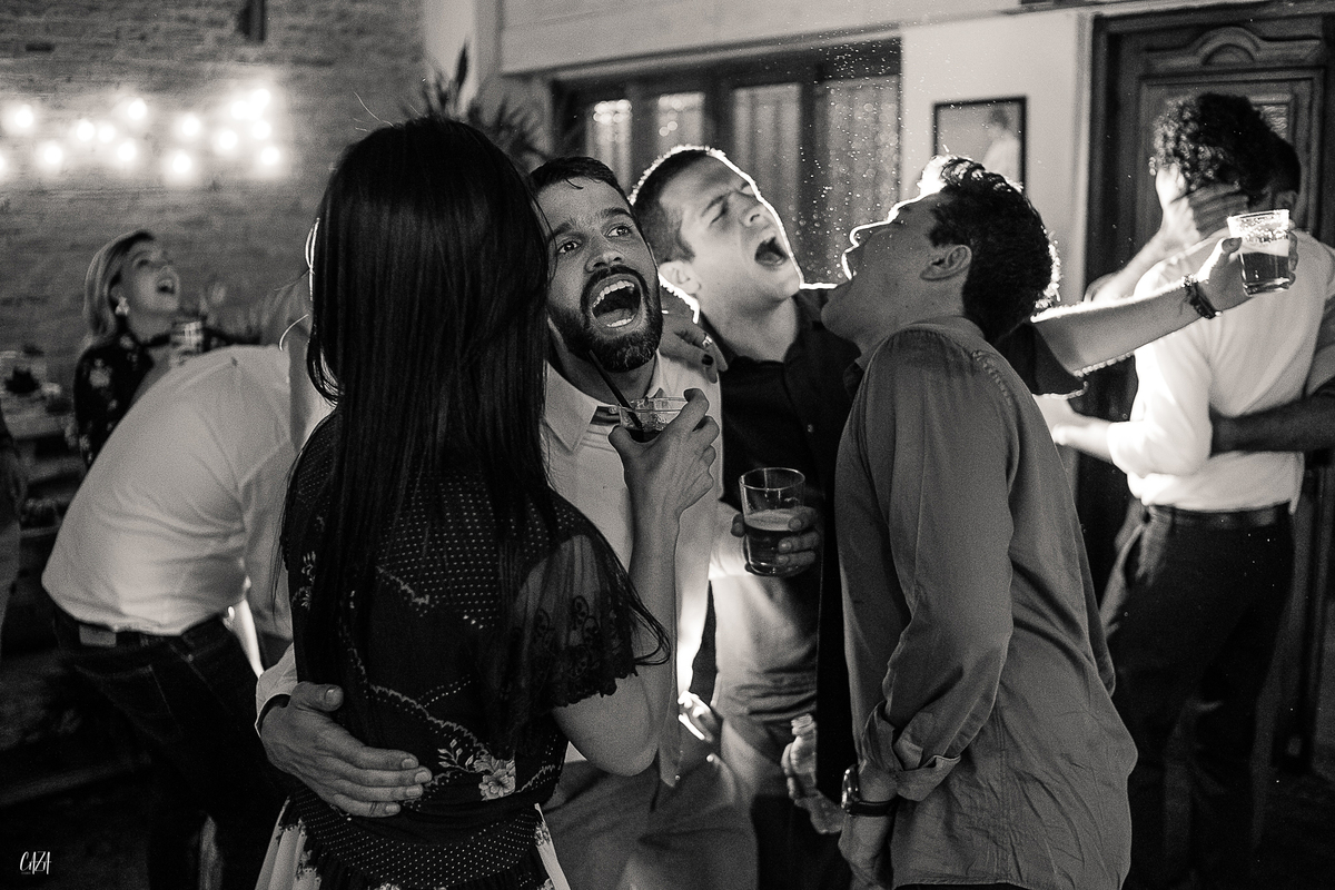 Fotografia casamento recepção  noivo e convidados pista de dança com banda de rock