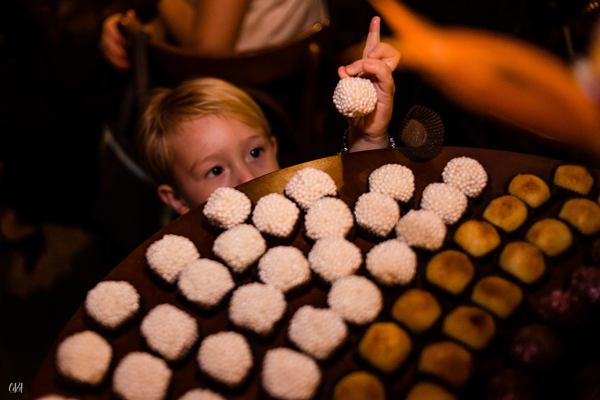 Fotografia casamento recepção mesa do bolo, doces e decoração