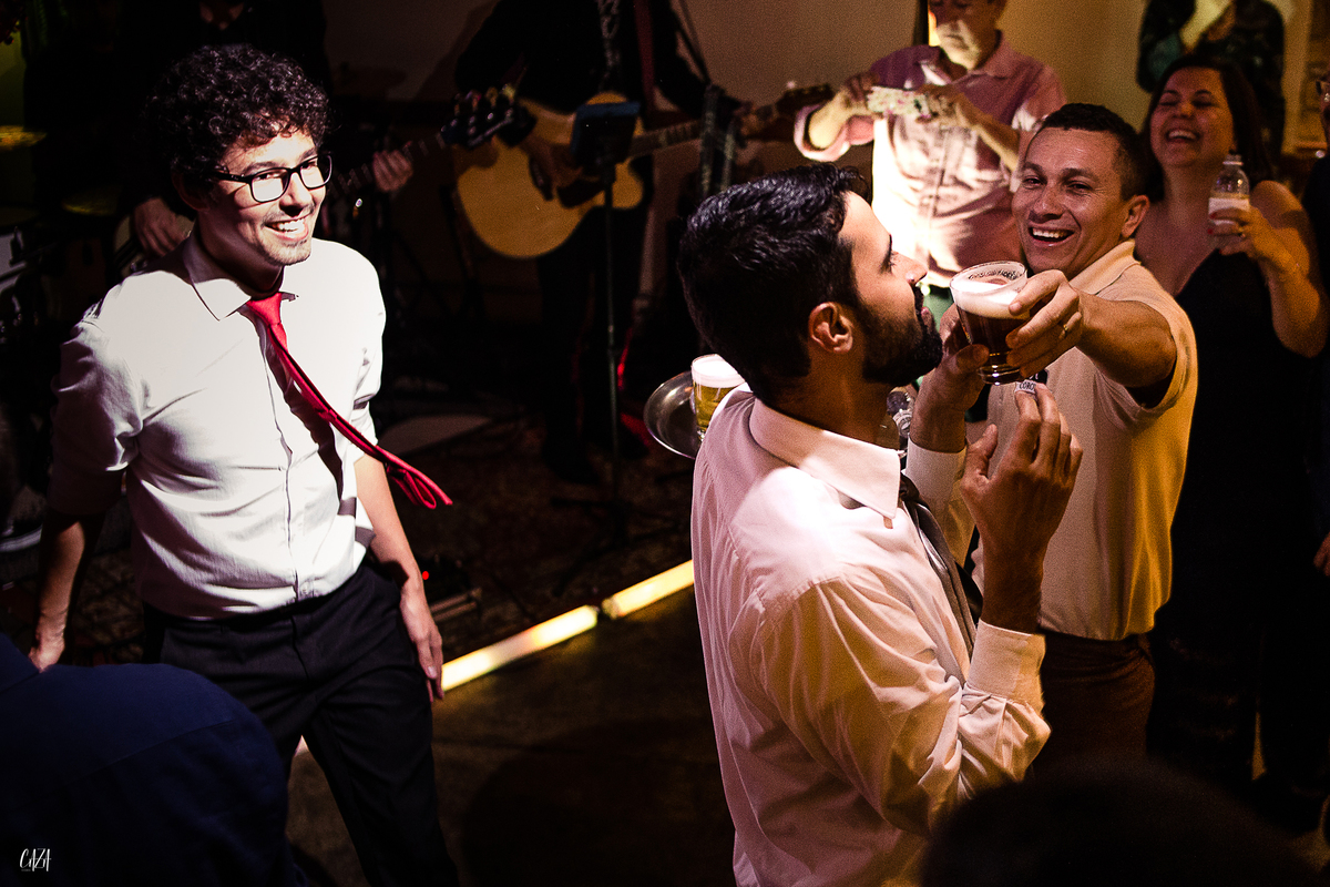 Fotografia casamento recepção  noivo e convidados tomando cerveja
