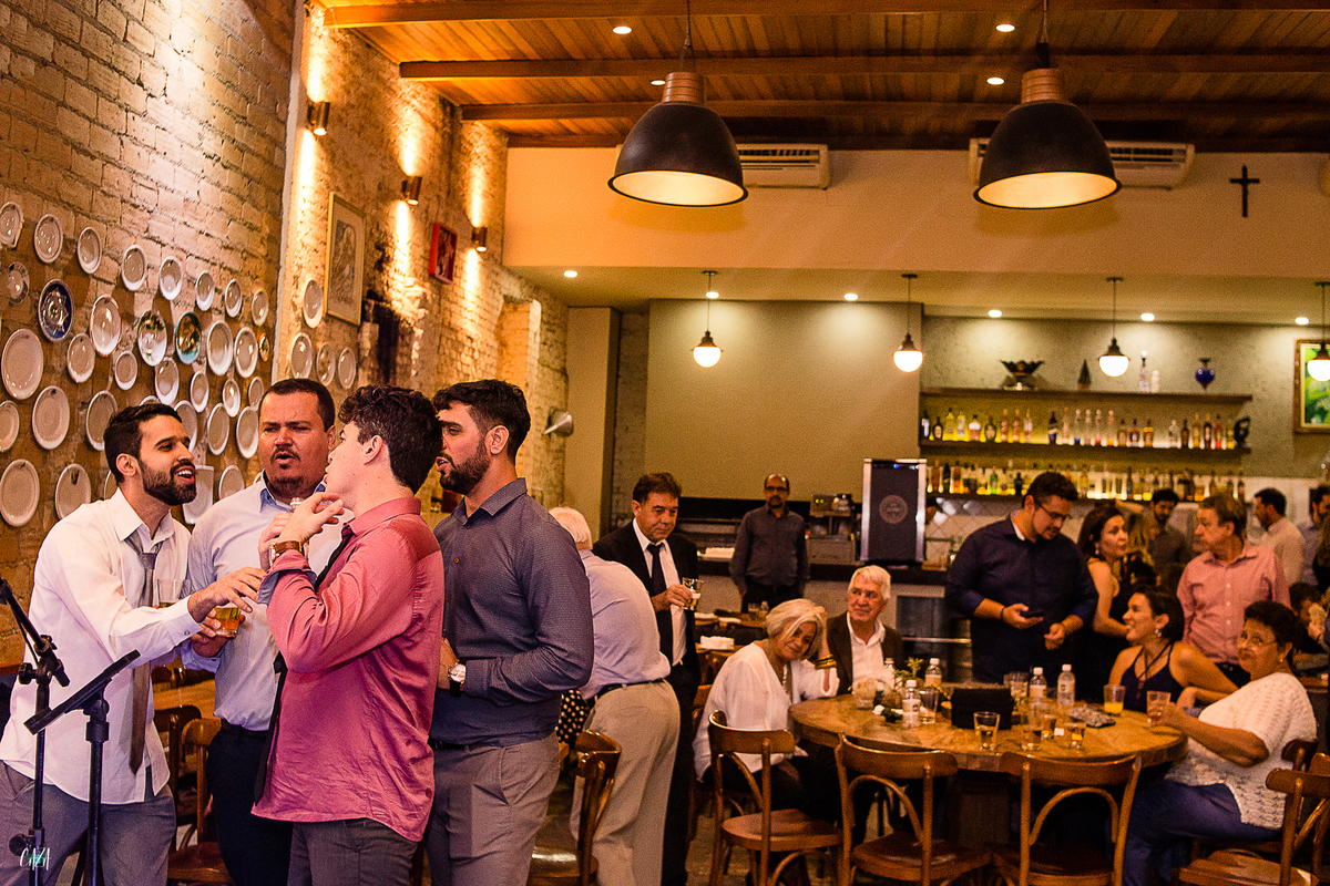 Fotografia casamento recepção  noiva e convidados pista de dança com banda de rock