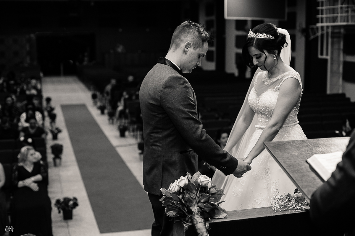 Fotografia de casamento cerimônia noivo e noiva no altar preto e branco