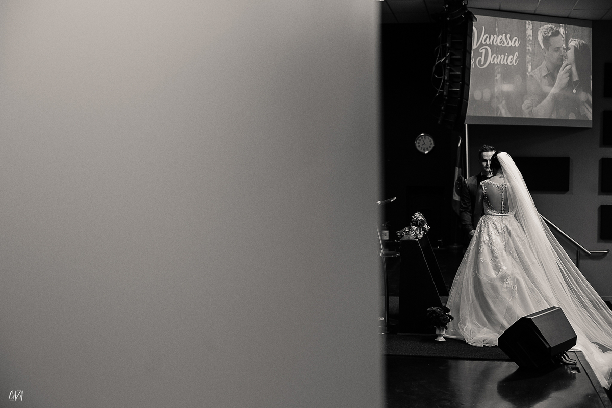 Fotografia de casamento cerimônia noivo e noiva no altar preto e branco