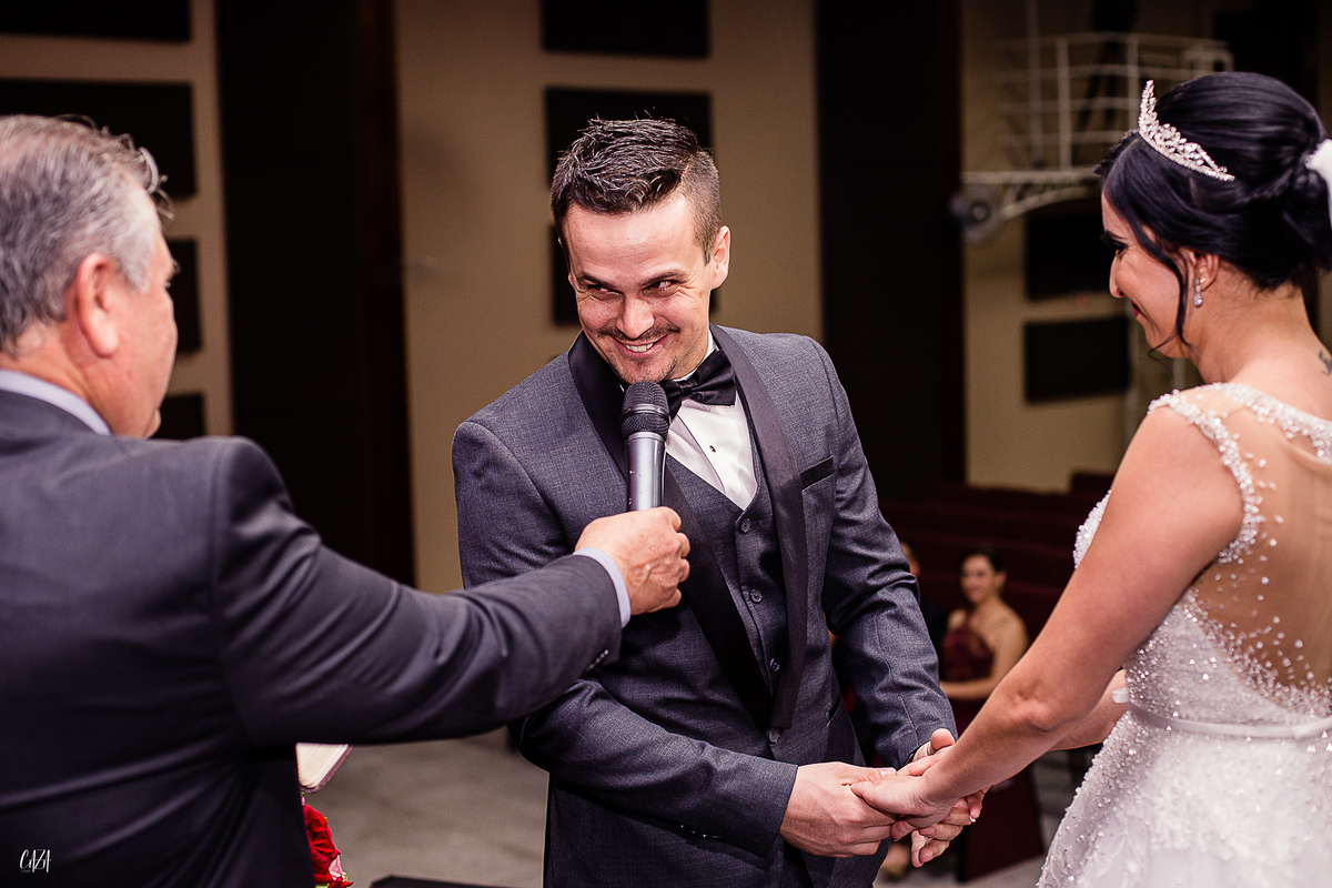 Fotografia de casamento cerimônia noivo dizendo sim e noiva no altar