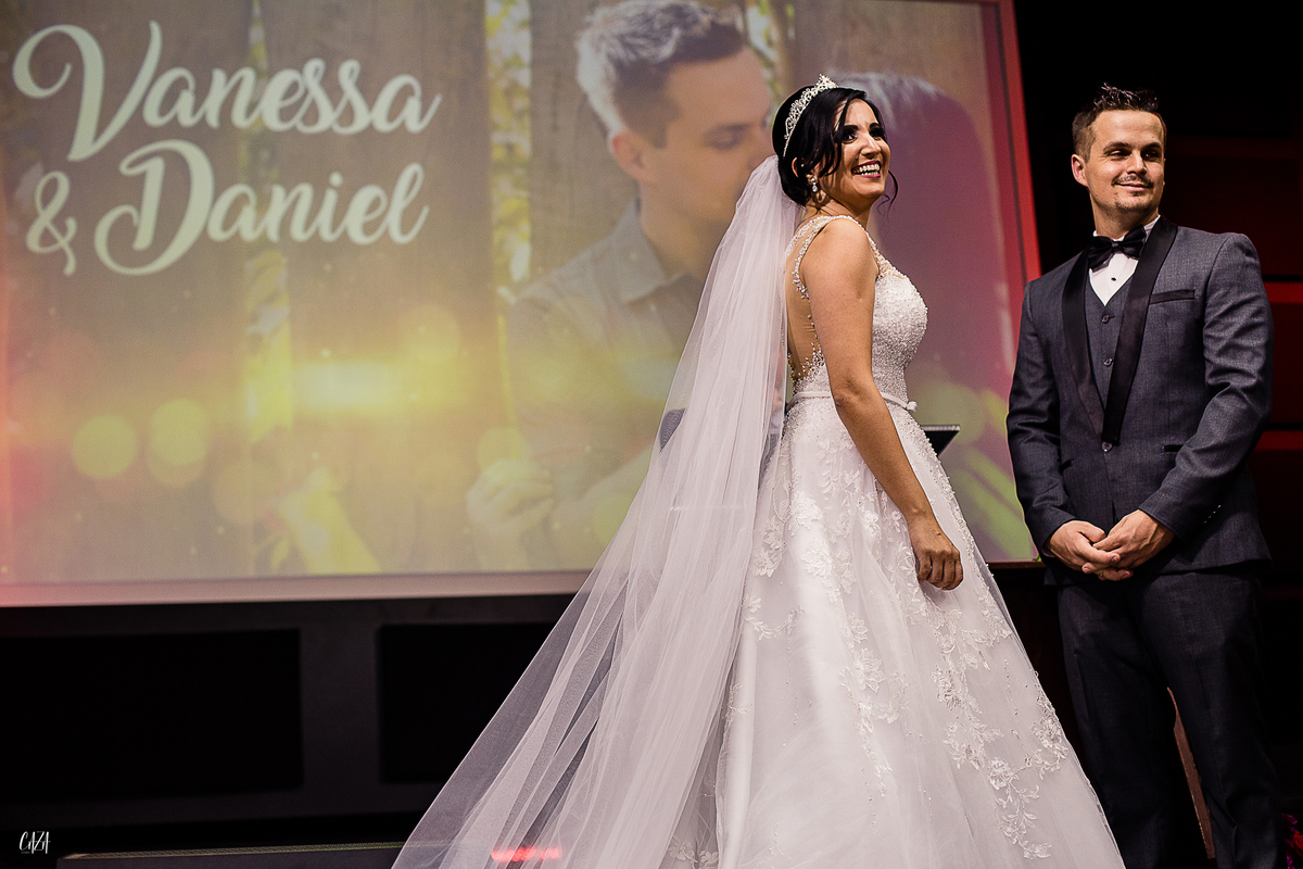 Fotografia de casamento cerimônia noivo e noiva no altar vestido de noiva