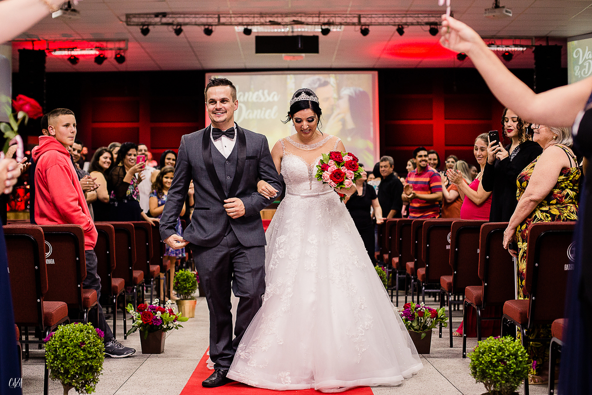 Fotografia de casamento cerimônia saída do noivo e noiva