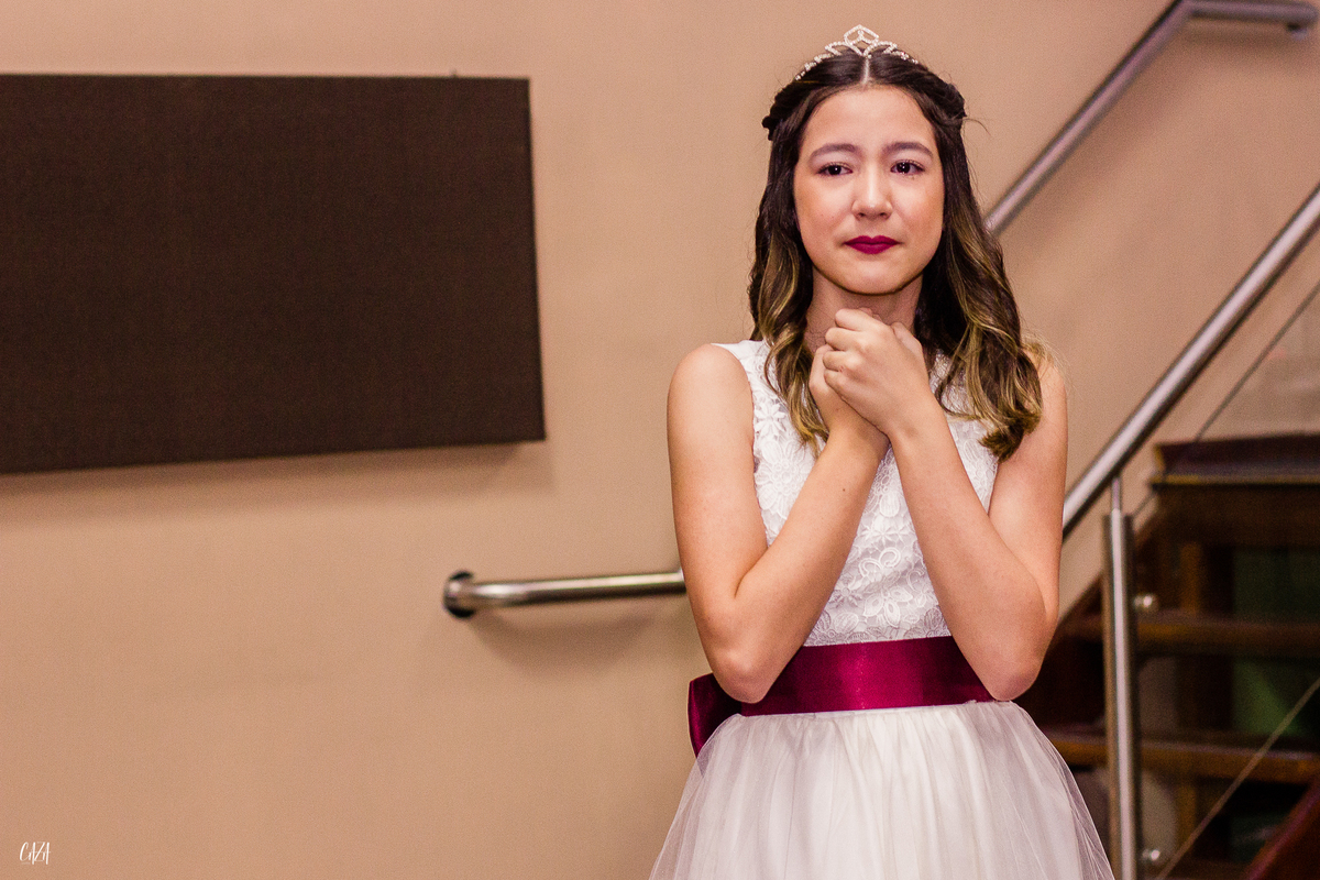 Fotografia de casamento cerimônia noiva emociona filha dama de honra