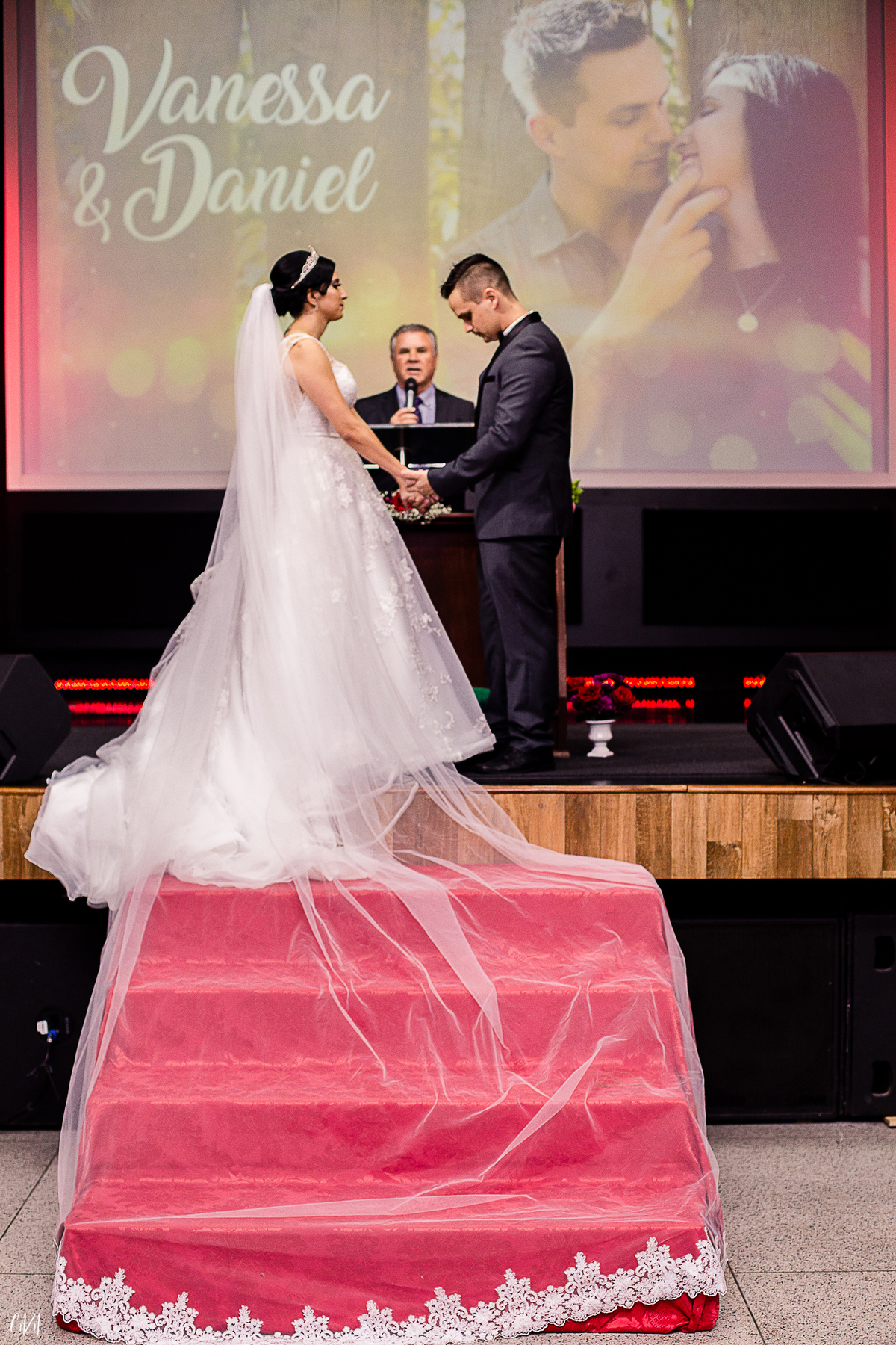Fotografia de casamento cerimônia noivo e noiva no altar