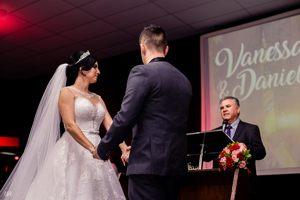 Fotografia de casamento cerimônia noivo e noiva no altar