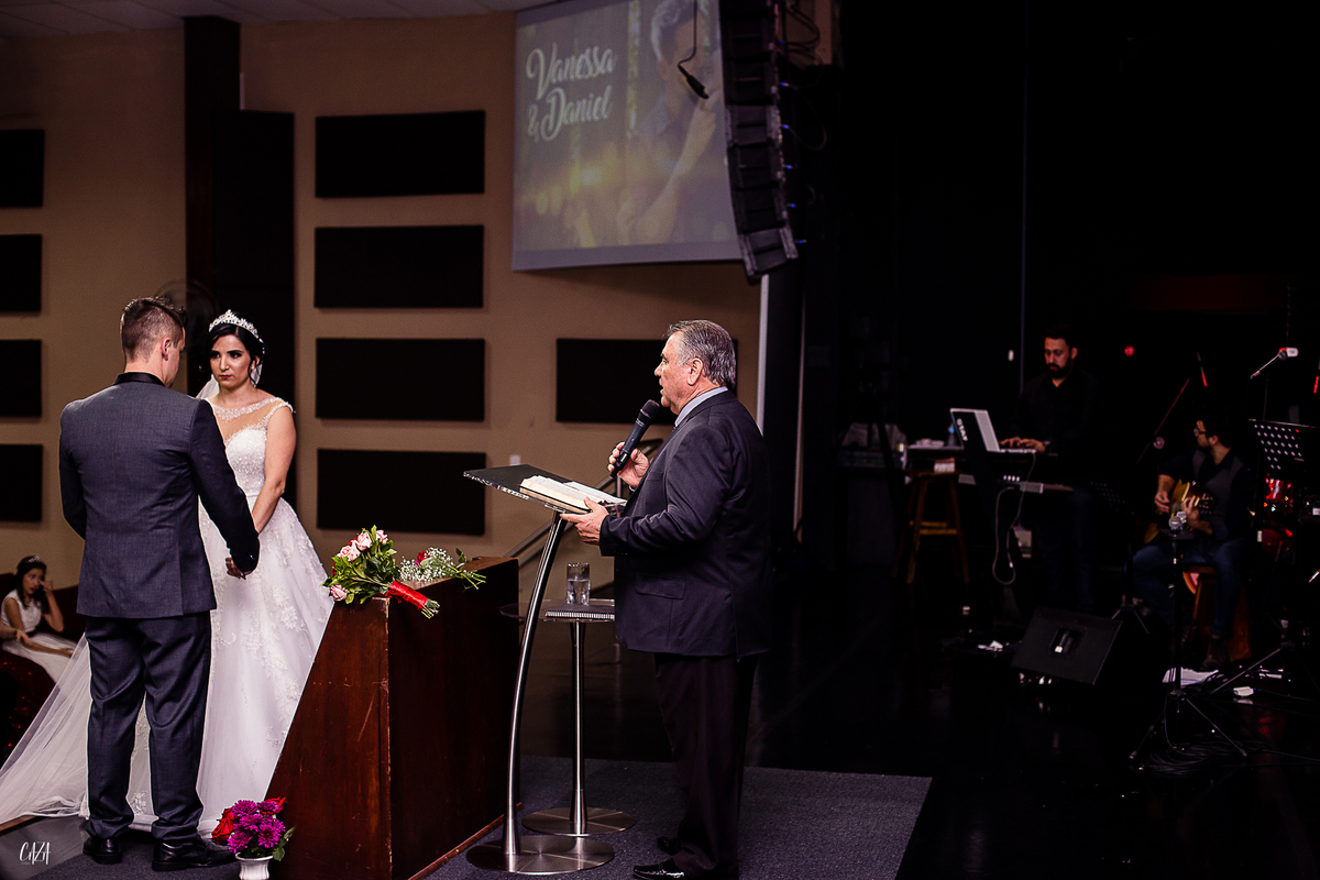 Fotografia de casamento cerimônia noivo e noiva no altar