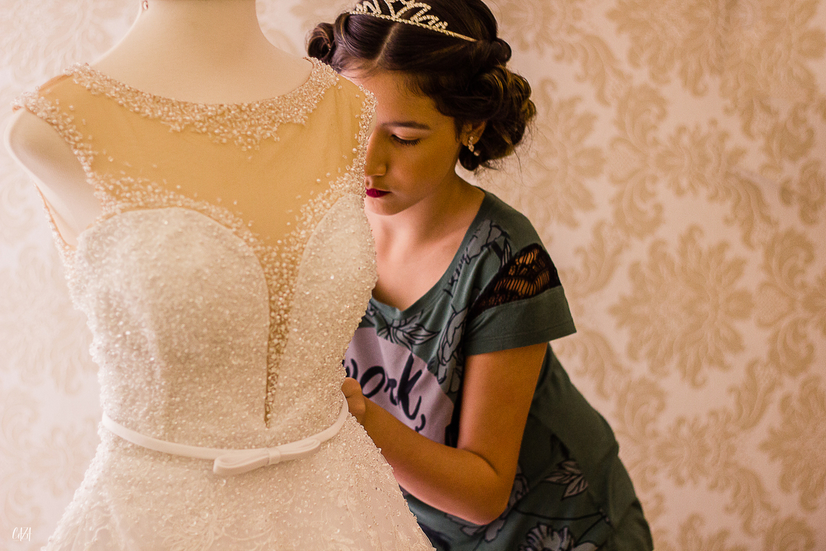 Fotografia de casamento dia da noiva vestido de noiva com a filha