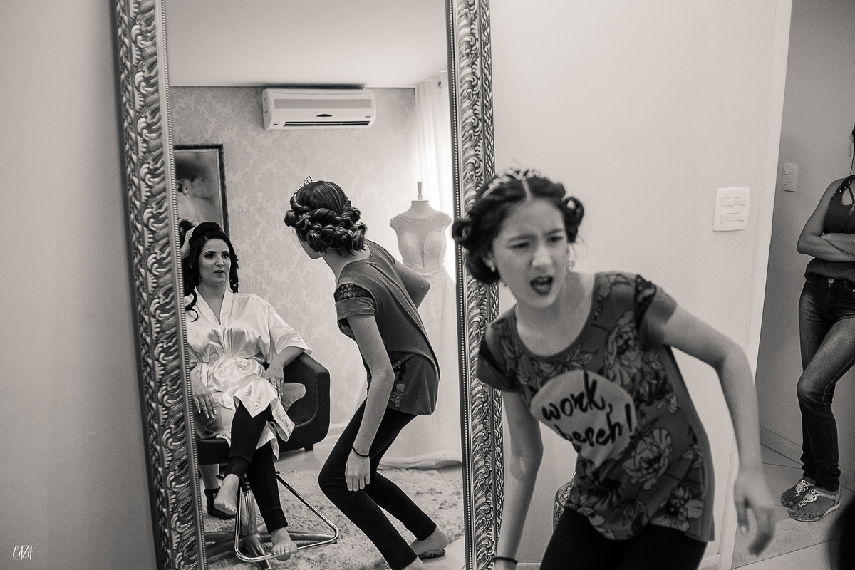 Fotografia de casamento dia da noiva e maquiagem, vestido, coroa e filha da noiva