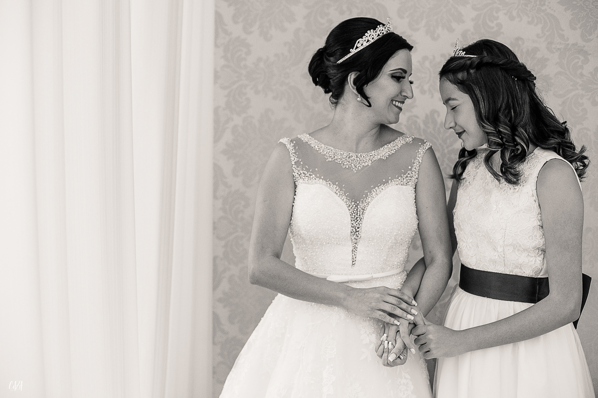 Fotografia de casamento dia da noiva e maquiagem, vestido, coroa e filha da noiva