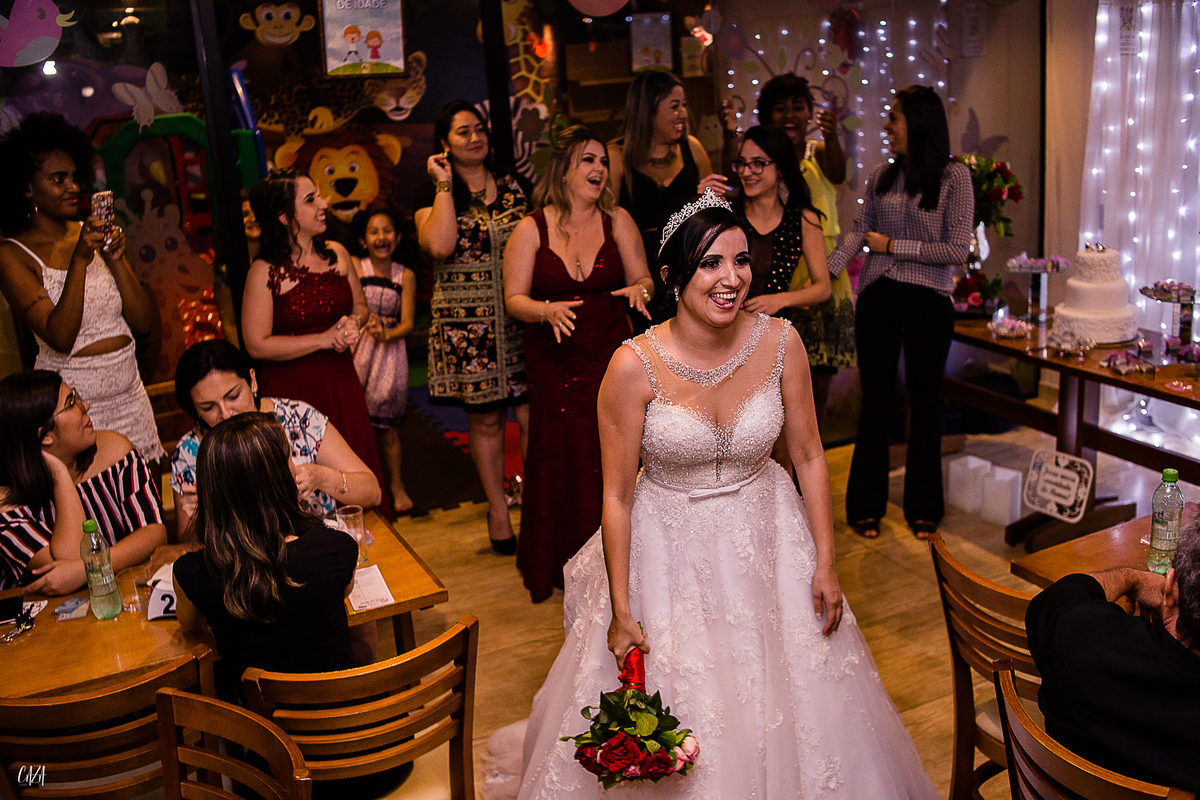 Fotografia de casamento recepção  noiva jogando o bouquet restaurante familia gaúcha