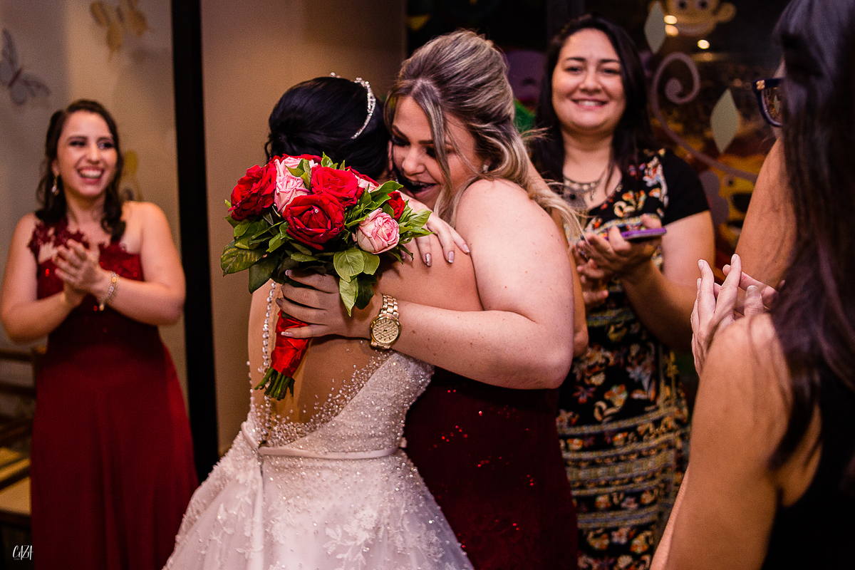 Fotografia de casamento recepção  noiva jogando o bouquet restaurante familia gaúcha